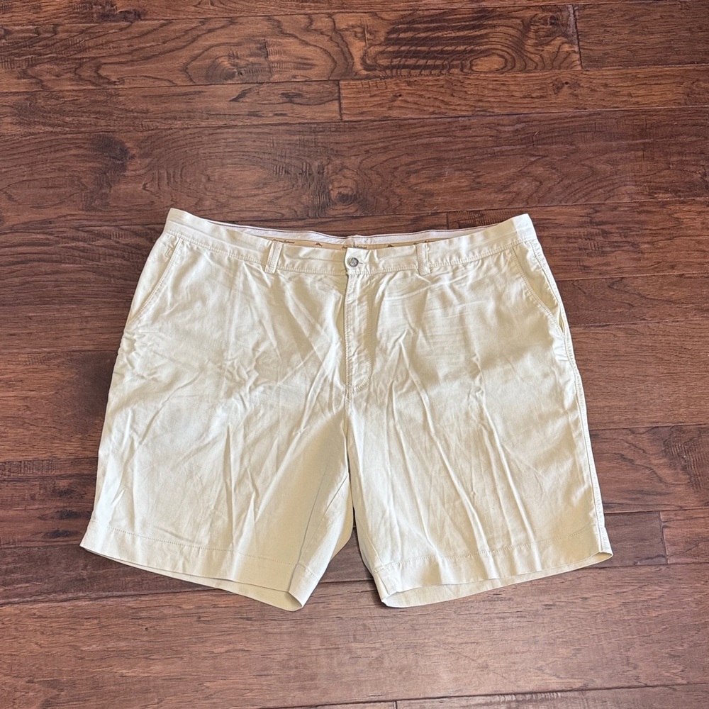 Tommy Bahama Men’s Shorts Size 44 Cream Flat Front Boracay Island Chino